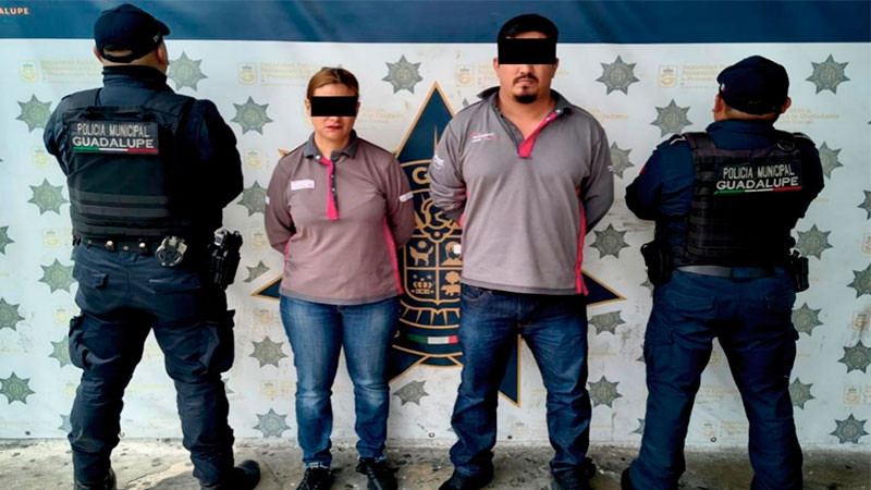 Rescatan a menor que permanecía dentro de un automóvil mientras sus padres trabajaban en Guadalupe, Nuevo León 