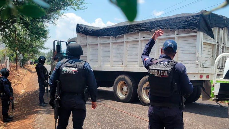 La Guardia Civil restablece libre tránsito tras bloqueo carretero en Cotija, Michoacán  
