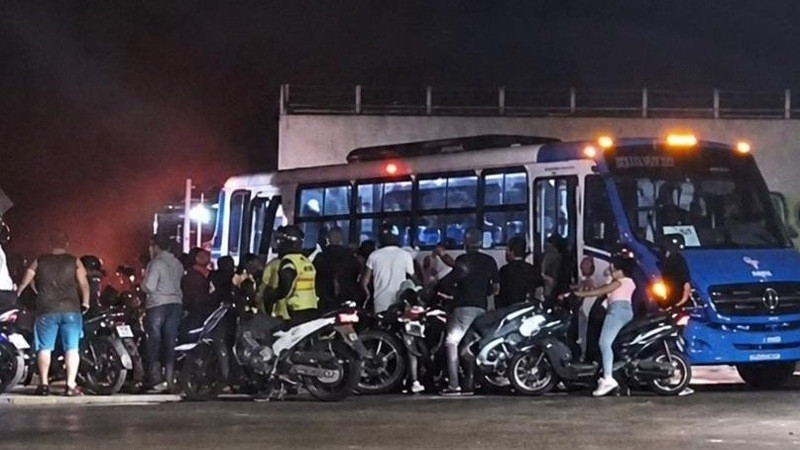 Tren embiste camión de pasajeros en Veracruz; hay al menos 10 lesionados 