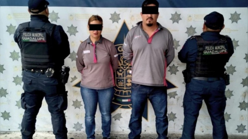 ¡No aprenden! Padres irresponsables dejan encerrado a niño por horas en auto en Nuevo León; fueron arrestados 