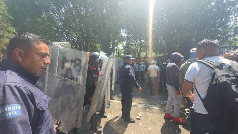 Comuneros de Sevina irrumpen en Casa Michoacán; enfrentamiento con antimotines deja momentos de caos 