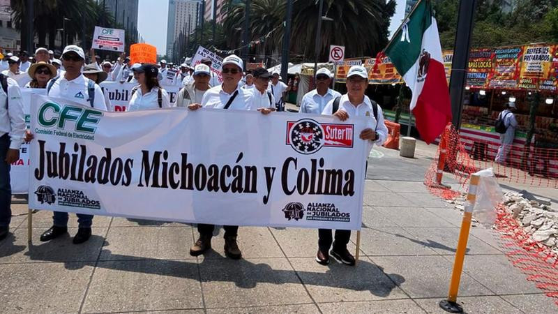 Jubilados de CFE Michoacán y Colima se unen a la mega marcha por sus derechos 