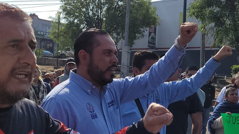 Se manifiestan frente a Casa Michoacán algunos líderes de la OSUSEM 
