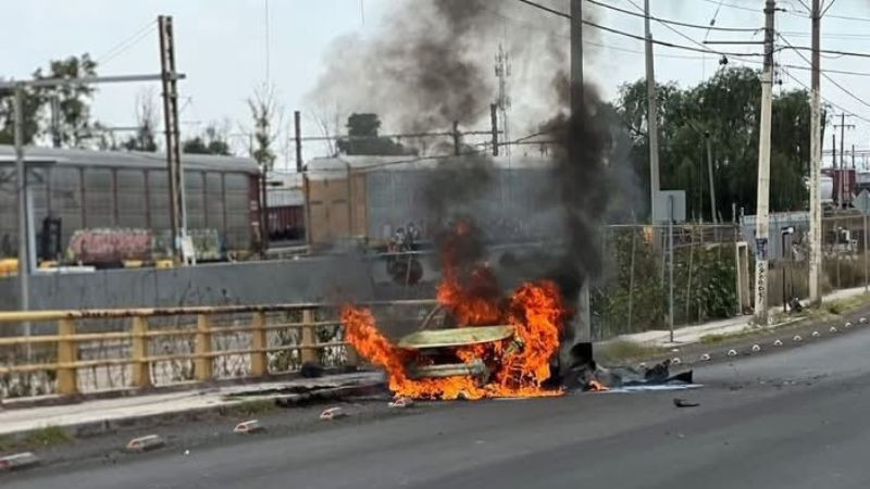 Fuerte incendio consume camioneta en Querétaro y deja dos personas lesionadas 