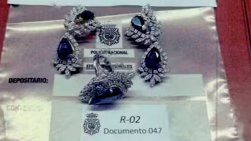 Asegura la Policía Nacional de España joyas y dispositivos electrónicos durante cateo en la oficina del expresidente José Luis Rodríguez Zapatero 