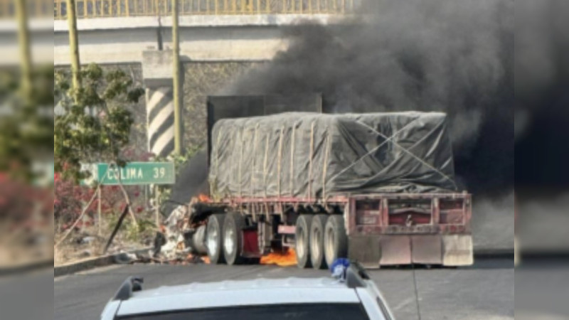 Bloqueos paralizan Colima: tráileres incendiados, emboscadas y miedo en las carreteras de Tecomán; hay dos agentes heridos 
