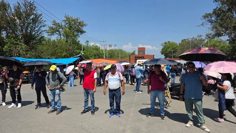 CNTE bloquea accesos del Aeropuerto de Oaxaca; pasajeros entran caminando a la terminal 