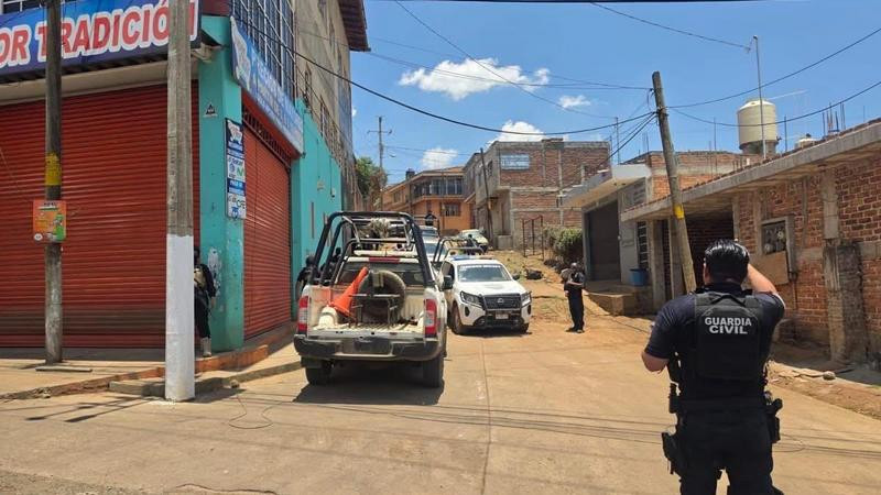 En Tangamandapio, Michoacán, la Guardia Civil detiene a dos sujetos y aseguran armas 