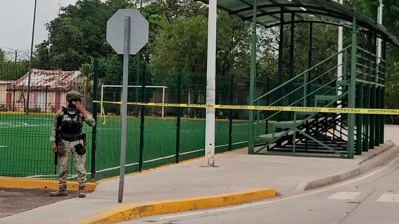 Encuentran dos cuerpos con huellas de violencia en gradas de cancha de futbol, en Culiacán, Sinaloa 