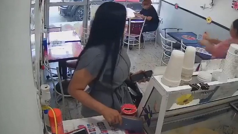La apodan "Lady Calculadora": captan a médico familiar y psicológa del IMSS róbandose calculadora de un negocio en Tamaulipas 