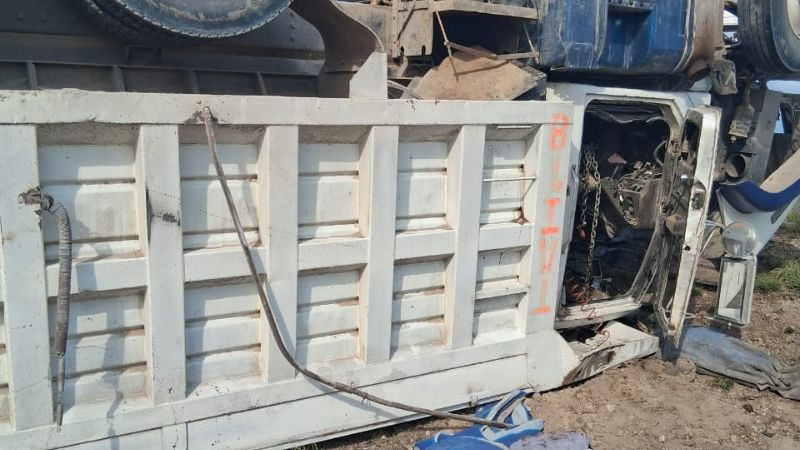 Vuelca tractocamión sobre la carretera Panamericana, en Celaya; hay un lesionado 