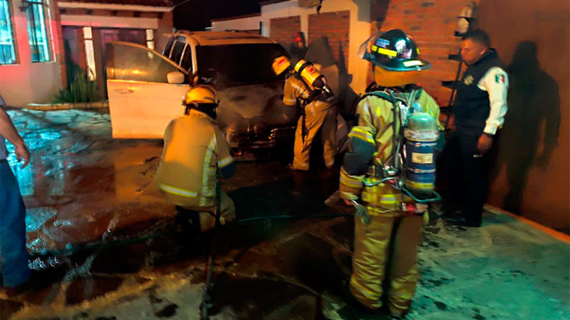 Se incendia vehículo en Morelia, Michoacán; solo hubo daños materiales  