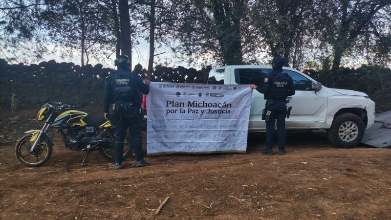 Asegura Guardia Civil en Pátzcuaro camioneta robada, motocicleta y equipo táctico 
