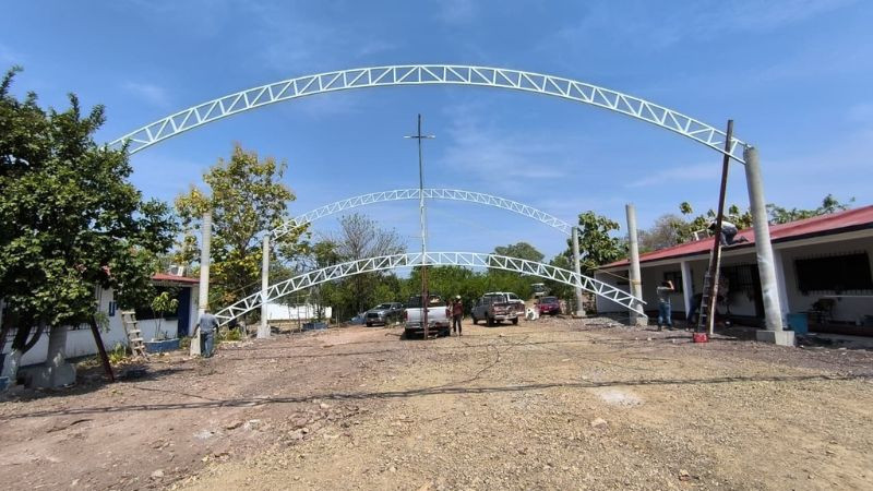 Supervisa Pablo Varona la construcción del techumbre para UPN Subcentro Huetamo  