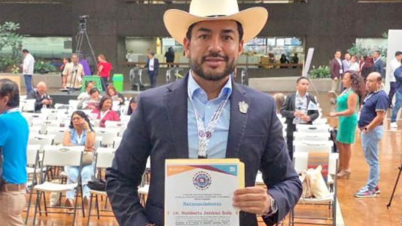 Humberto Jiménez recibe reconocimiento de la Secretaría de Educación Pública en la Ciudad de México por apoyo a la educación 