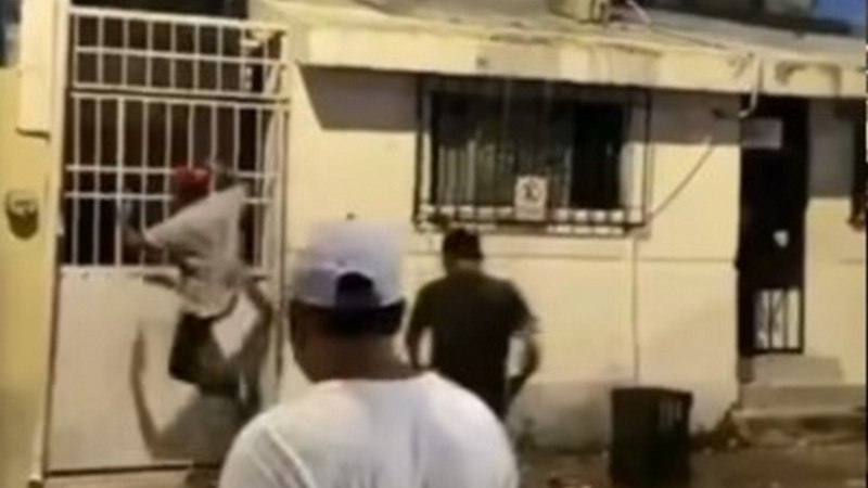 "Te invitamos a visitar a nuestra piñata cubana"; convocan a “linchar” a sujeto en Cancún tras video de agresión; multitud ataca su casa 