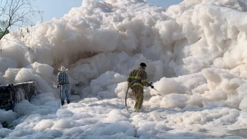 Espuma tóxica cubre carretera de Hidalgo; no hay fecha de reapertura 