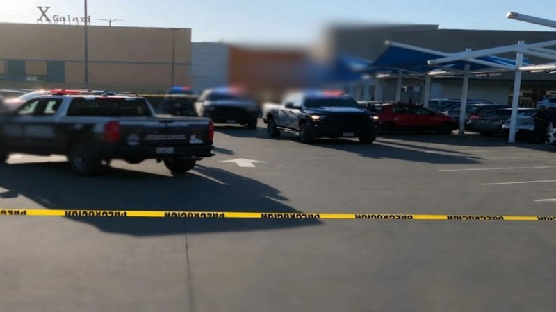 Ataque armado en estacionamiento de supermercado de Ciudad Juárez desata pánico; hay una persona sin vida 