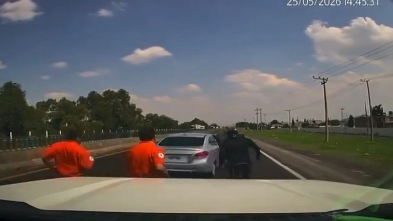 Captan violento asalto a camioneta que salió del AIFA en Tecámac; delincuente quedó grabado 