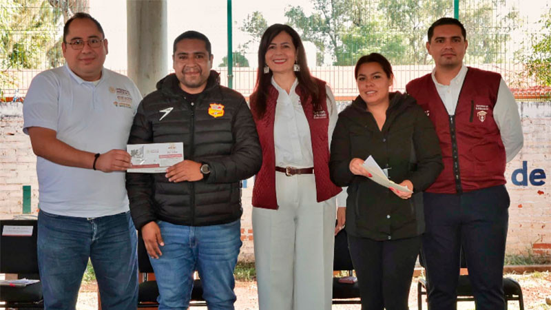 Gabriela Molina acerca información sobre becas a familias michoacanas 