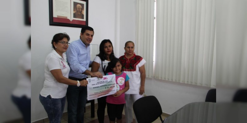 Niños y jóvenes reciben seguros de vida para seguir estudiando en Apatzingán 