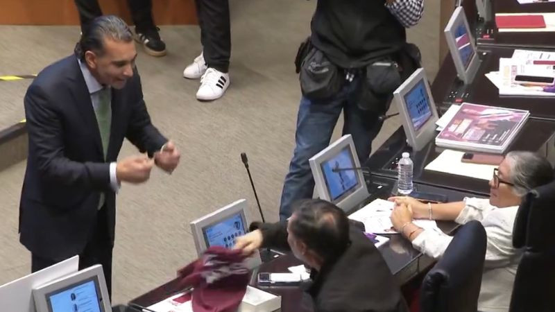 Luis Armando Melgar deja playera de apoyo a Rocha Moya en escaño de Fernández Noroña y éste la arroja 