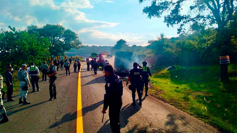 Incendian una camioneta en la carretera Morelia-Quiroga; solo hubo daños materiales  
