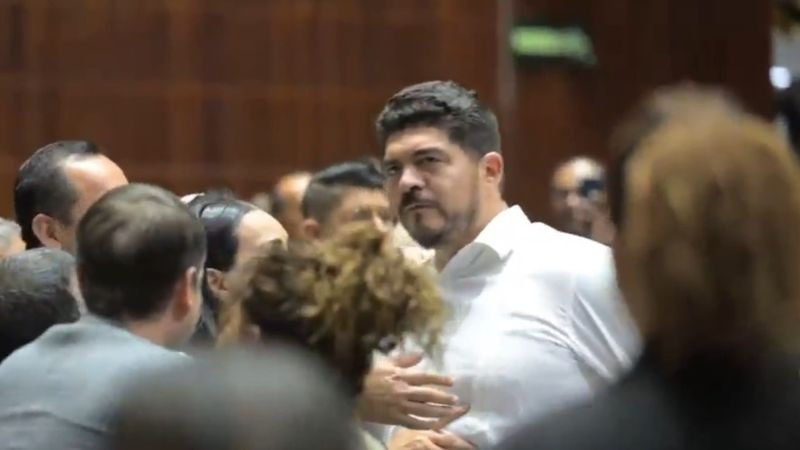Defiende Ricardo Monreal a Zenyazen Escobar, tras ser señalado de asistir bajo los efectos del alcohol al recinto legislativo; Es un hombre honorable, asegura 