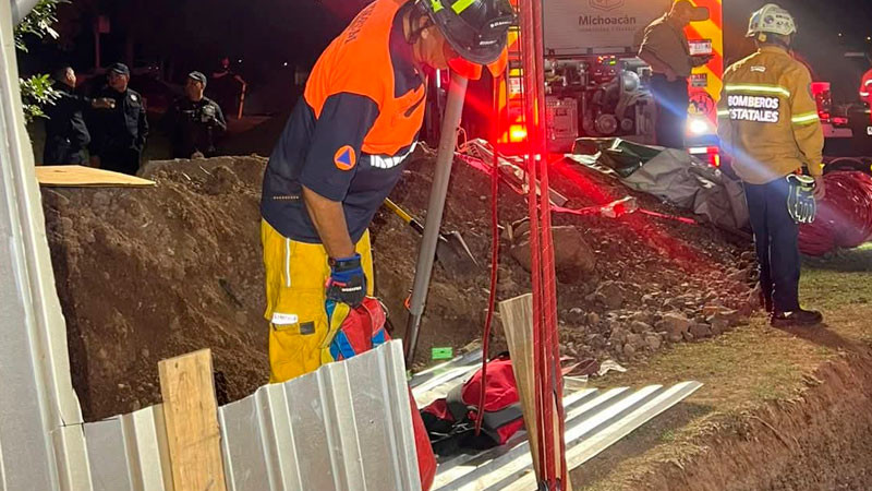 Continúan labores de rescate de un trabajador enterrado por alud de tierra, en Morelia, Michoacán 