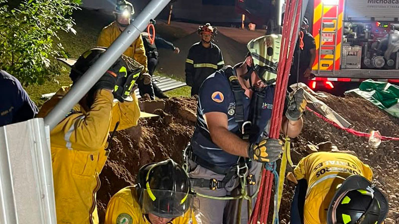 Rescatan con vida a trabajador sepultado por alud de tierra en Morelia, Michoacán  