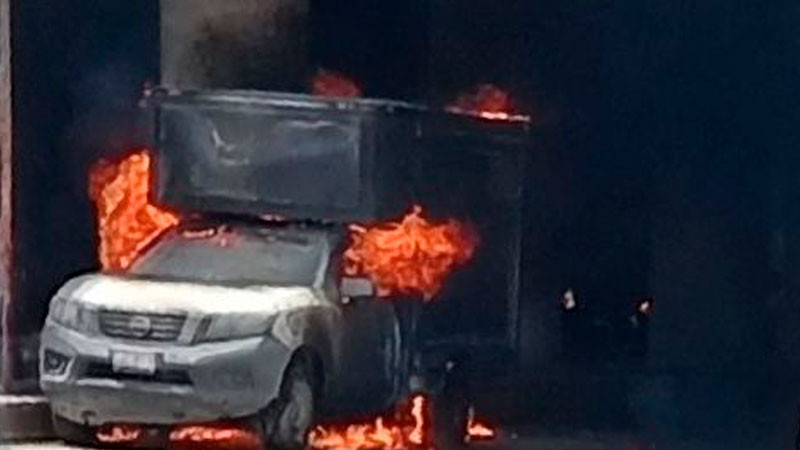 Arde camioneta de carga en el puente por un aparente corto circuito, en El Marqués, Querétaro 