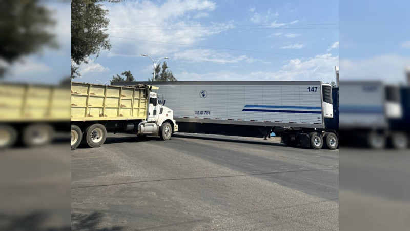 Habitantes de comunidades indígenas bloquean carretera en Los Reyes, Michoacán, para exigir búsqueda de adolescentes desaparecidos 