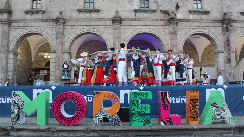 Plaza Valladolid se llenó de música, baile y tradición, con el espectáculo “Morelia siente la danza” 