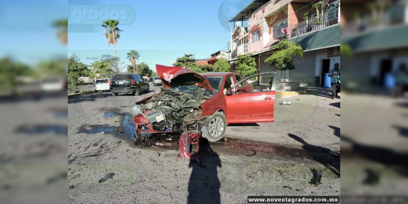 Joven conductor se estrella contra macetero en Apatzingán, Michoacán - Foto 0 