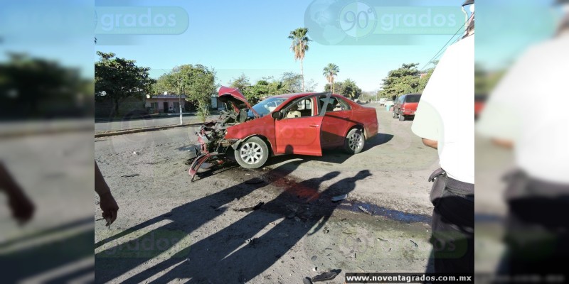 Joven conductor se estrella contra macetero en Apatzingán, Michoacán - Foto 1 