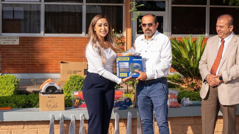 Fortalecer la educación es invertir en el futuro de Michoacán: Grecia Aguilar, visita secundaria y entrega apoyos 