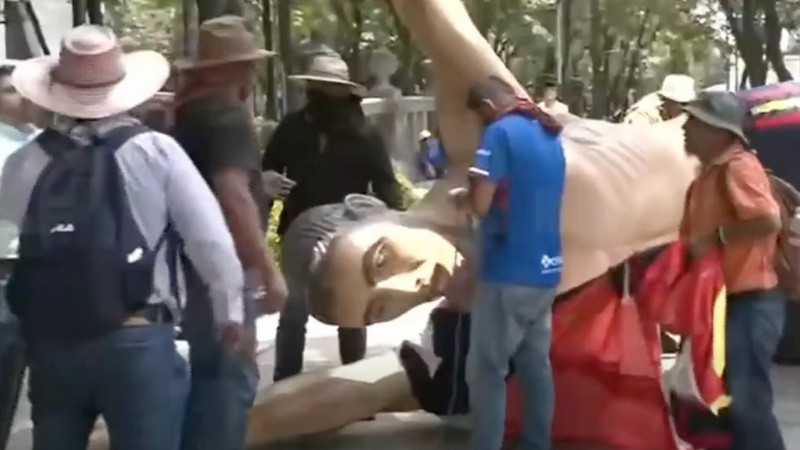 CNTE vandaliza figuras del Mundial 2026 durante protestas en CDMX 