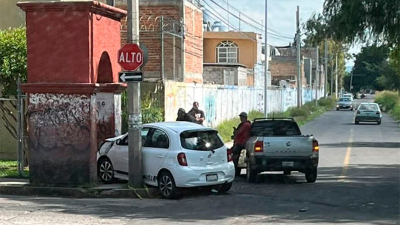 Accidente vial en la colonia Los Naranjos de Celaya, Guanajuato, deja solo daños materiales  