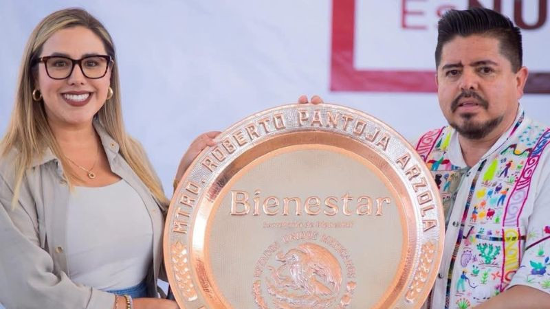 Dayana Pérez acompaña en la entrega de tarjetas del programa La Escuela es Nuestra en Salvador Escalante 