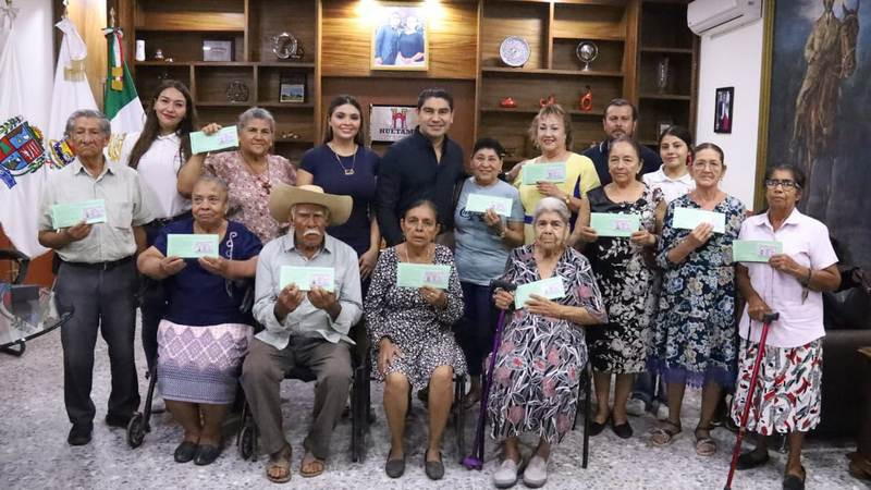 Se suman 11 visas a las muchas que ha entregado Pablo Varona en Huetamo 