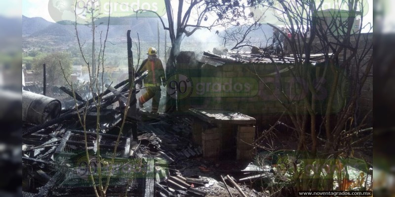 Incendio consume vivienda en Ciudad Hidalgo - Foto 1 