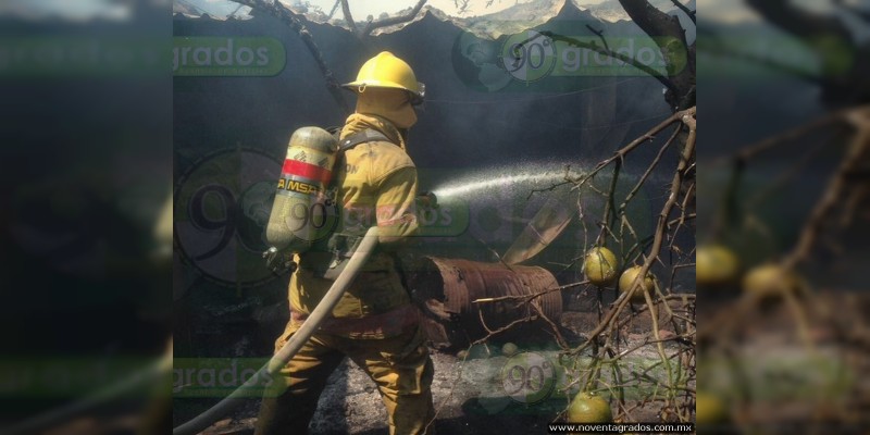 Daños materiales, deja incendio de negocio en Purépero 