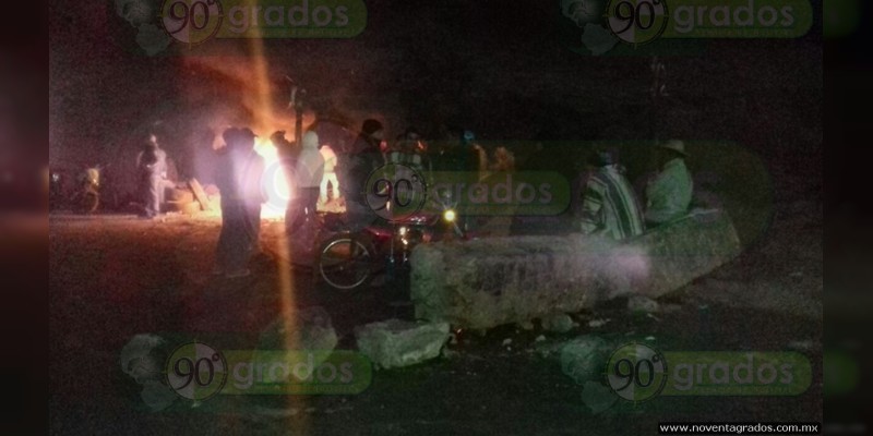 Secuestran vehículos y los incendian para exigir trabajo, en Nahuatzen - Foto 2 