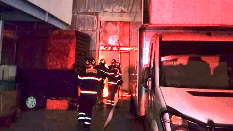 Desalojan a más de 100 personas por incendio en bodega frente al Mercado de Jamaica en la CDMX 