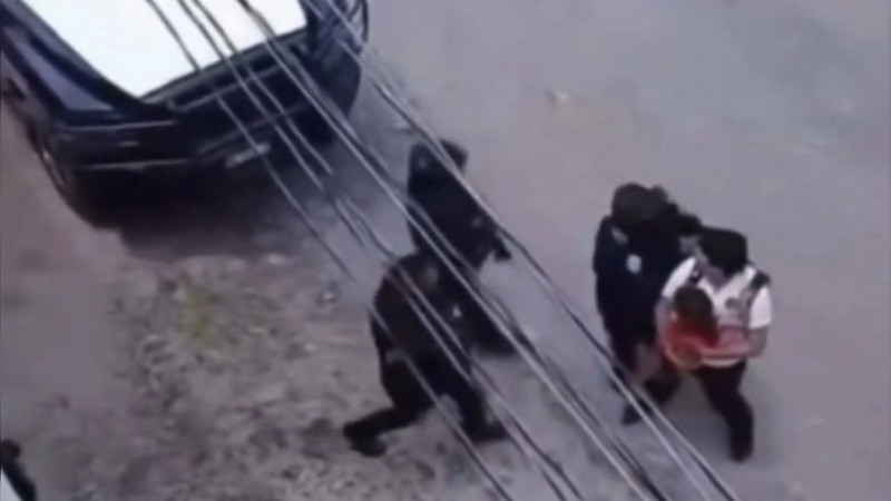 Policías de Morelos son exhibidos por presunta agresión contra estudiante durante operativo en Cuautla 