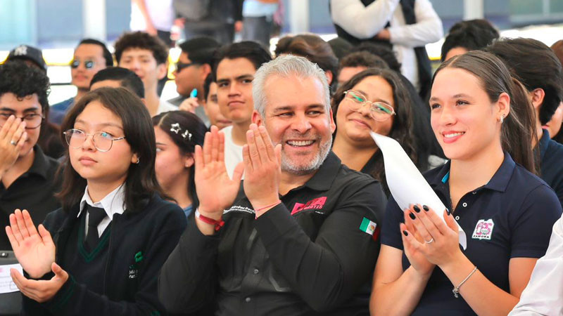 Firma Bedolla iniciativa para garantizar por ley D4ta, datos gratis para estudiantes de prepa y universidad 