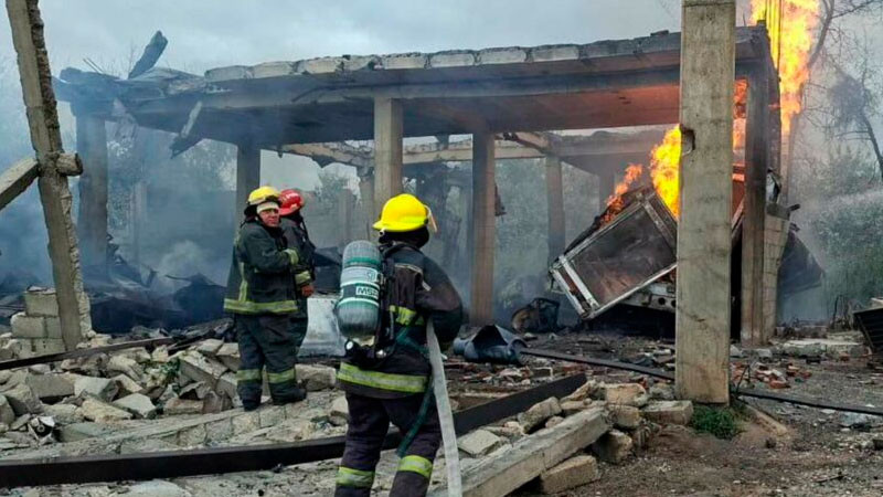 Explota pipa de gas cerca de escuela y hospital en Tepeaca, Puebla; evacúan a más de 2 mil personas 