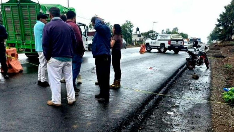 En Zitácuaro, Michoacán muere motociclista tras accidentarse  