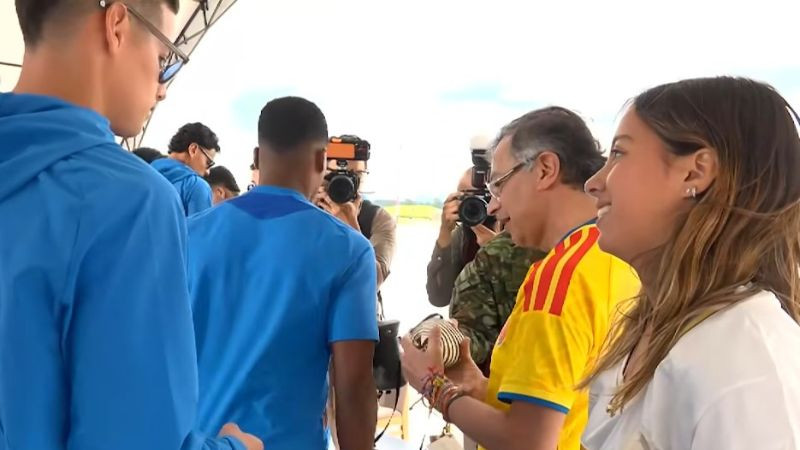 Polémica en Colombia: acusan a James Rodríguez de ignorar petición de foto de la hija de Gustavo Petro 
