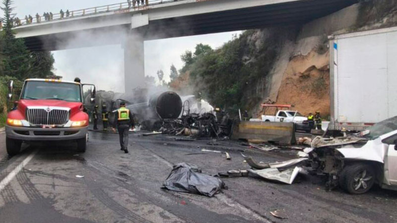 Choque de unidades pesadas deja a miles varados en la Chamapa-Lechería 